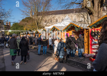 Les étals du marché de Noël, la ville de Winchester, Hampshire, Royaume-Uni Banque D'Images