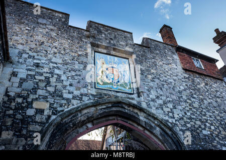 Le Prieuré Gate, fin du 15e siècle, la porte menant à la Cour Cheyney, Winchester, Hampshire, Royaume-Uni Banque D'Images