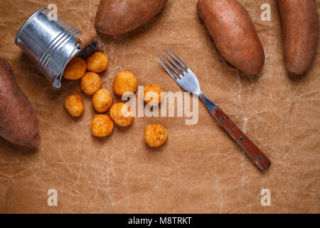 Purée de patates douces et de boules de fromage sur fond de papier brun Banque D'Images