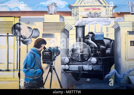 Peinture de Train à vapeur, l'Eden Théâtre, à partir de début de film 'arrivée d'un train à La Ciotat' filmé par les Frères Lumière (1895) à La Ciotat France Banque D'Images