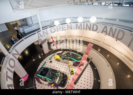 Intérieur du musée BMW. Le Musée BMW est situé près de l'Olympiapark de Munich et fut construit en 1972 peu avant les Jeux Olympiques d'été. Banque D'Images