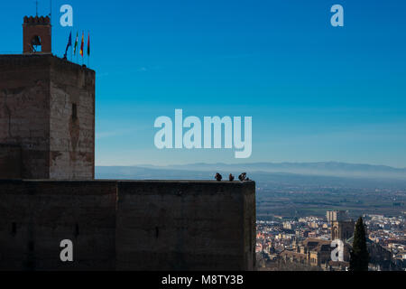 Granada, Espagne. Le 16 janvier 2018. Watch Tower (Torre de la Vela) et la ville de Grenade dans l'arrière-plan Banque D'Images