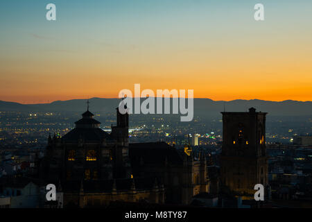 Granada, Espagne. Le 16 janvier 2018. Vue du coucher de soleil sur la ville de Grenade et la Cathédrale de Grenade Banque D'Images