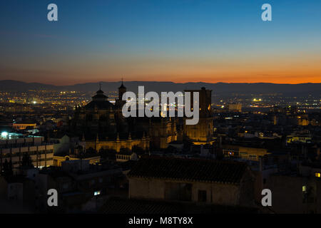 Granada, Espagne. Le 16 janvier 2018. Vue du coucher de soleil sur la ville de Grenade et la Cathédrale de Grenade Banque D'Images