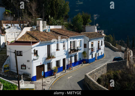 Granada, Espagne. 17 janvier, 2018. Belles maisons blanches et bleues. Route de Sacromonte (Camino del Sacromonte) Banque D'Images