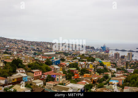Vue de la colline maisons colorées dans la ville de Valparaiso, au Chili, en Amérique du Sud Banque D'Images
