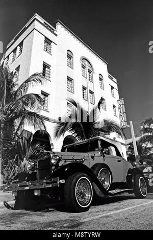 Vintage car, Edison hotel, South Beach, Miami Beach, Florida, USA Banque D'Images