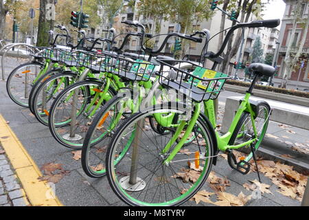 Partage des vélos innovants gobee d' aucun système pour verrouiller le vélo intégré à laisser partout casier la moto Turin Italie le 8 novembre 2017 Banque D'Images