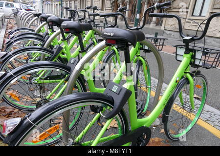 Partage des vélos innovants gobee d' aucun système pour verrouiller le vélo intégré à laisser partout casier la moto Turin Italie le 8 novembre 2017 Banque D'Images