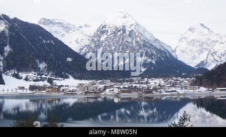 Achensee, Tyrol im Winter mit der Berge Spiegelung im See Banque D'Images