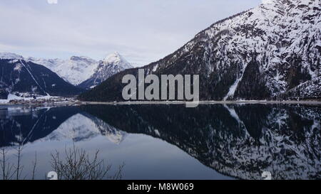 Achensee, Tyrol im Winter mit der Berge Spiegelung im See Banque D'Images