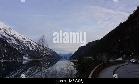 Achensee, Tyrol im Winter mit der Berge Spiegelung im See Banque D'Images