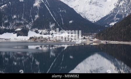 Achensee, Tyrol im Winter mit der Berge Spiegelung im See Banque D'Images