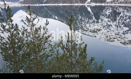 Achensee, Tyrol im Winter mit der Berge Spiegelung im See Banque D'Images