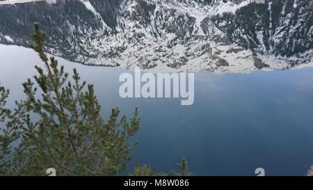 Achensee, Tyrol im Winter mit der Berge Spiegelung im See Banque D'Images