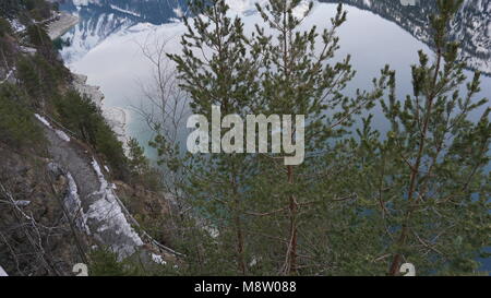 Achensee, Tyrol im Winter mit der Berge Spiegelung im See Banque D'Images