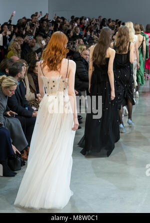 NEW YORK, NY - 09 Février 2018 : Modèles à pied la piste à l'automne 2018 Jason Wu Hiver fashion show Fashion Week de New York Banque D'Images
