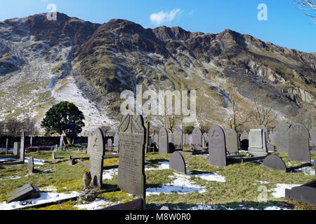 L'église médiévale de St Peris est dans le village Nant Peris dans le parc national de Snowdonia (Pays de Galles). Il date d'au moins le 14e siècle. Banque D'Images