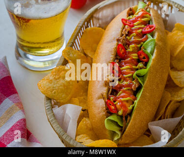 Hot-dog avec du ketchup et moutarde Oignon croustilles de pommes de terre Banque D'Images