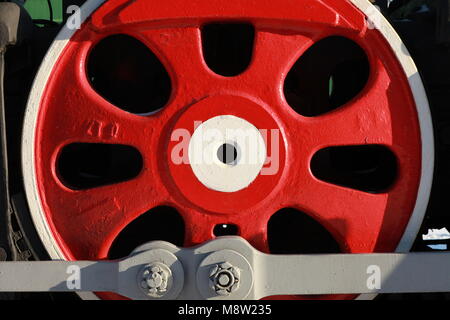 Les roues de la vieille locomotive à vapeur, un fragment, close-up Banque D'Images