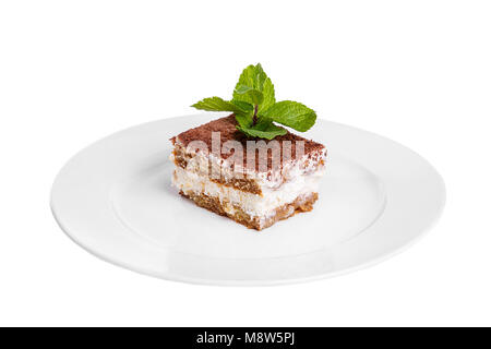 Morceau rectangulaire de Tiramisu avec une feuille de menthe sur une plaque blanche. isolé sur fond blanc. Dessert pour un menu dans un café, restaurant, café sh Banque D'Images