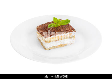 Morceau rectangulaire de Tiramisu avec une feuille de menthe sur une plaque blanche. isolé sur fond blanc. Dessert pour un menu dans un café, restaurant, café sh Banque D'Images