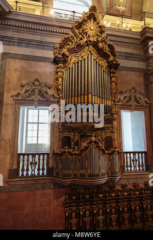 Quartier historique d'orgue dans l'Église des clercs à Porto, Portugal. Banque D'Images