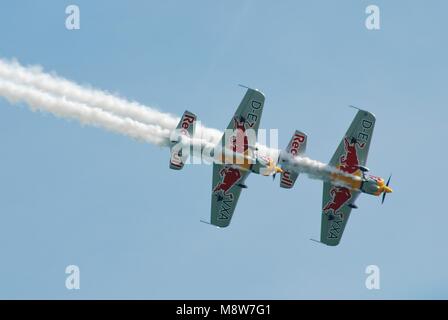 L'équipe de démonstration de la voltige le Red Bull Matadors effectuer à l'Airshow 29-11-2013 à Eastbourne East Sussex, Angleterre le 11 août 2012. Banque D'Images