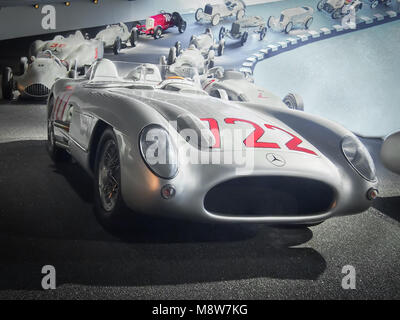 STUTTGART, ALLEMAGNE, LE 7 AVRIL, 2017 : 1955 Mercedes-Benz 300 SLR Voiture de sport de course (W196 S) dans le musée Mercedes. Cette voiture a été conduit par Stirling Moss un Banque D'Images