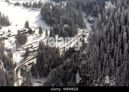 Vue depuis la montagne de Suhardul Mic Le lac Rouge (Red Lake) touris resort avec forêt en arrière-plan dans la saison d'hiver Banque D'Images