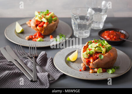 Les patates douces cuites au four avec de l'avocat de la salsa et de haricots chili Banque D'Images