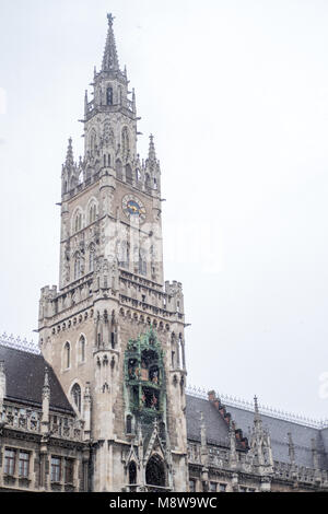 Il neige à Rathaus-Glockenspiel à Marienplatz, Munich, Allemagne Banque D'Images