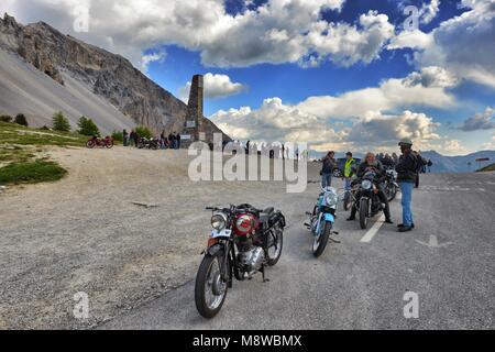 Groupe d'un motard vintage vue avant d'escale dans paysage de montagnes avec ciel nuageux France Alpes Izoard hill pass vers juin 2015 Banque D'Images