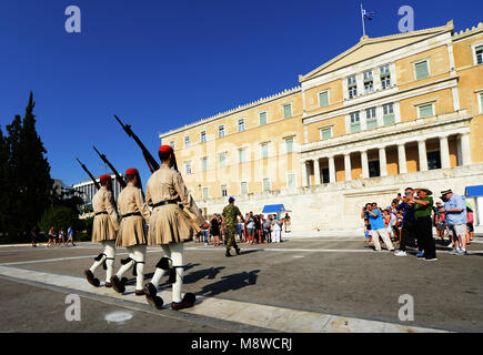 Le changement de garde devant la tombe du Soldat inconnu, le parlement grec, à Athènes. Banque D'Images