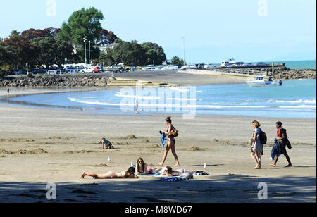 Le soleil sur la plage de Takapuna, Nouvelle-Zélande. Banque D'Images