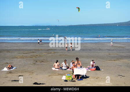 Le soleil sur la plage de Takapuna, Nouvelle-Zélande. Banque D'Images