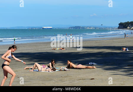 Le soleil sur la plage de Takapuna, Nouvelle-Zélande. Banque D'Images