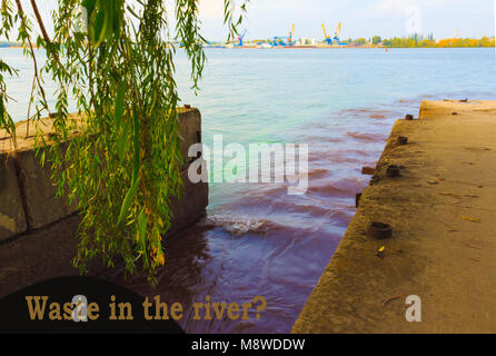 Riverscape de grand fond en acier de drainage. Banque D'Images