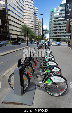 Station Bixi et piste cyclable sur De Maisonneuve, Montréal, province de Québec, Canada. Banque D'Images