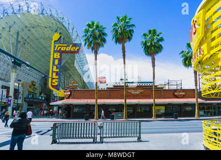 Las Vegas, États-Unis d'Amérique - 07 mai, 2016 : Le peuple debout à l'entrée de la route près de Fremont Street Experience au cours de la journée, en centre-ville de Las Vegas, Nevada Banque D'Images