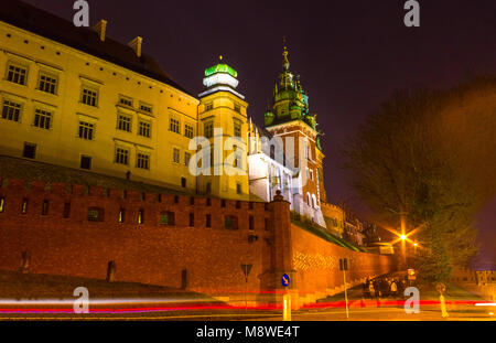 Route de le château de Wawel, Cracovie, Pologne. De nombreuses plaques commémoratives avec les noms des bienfaiteurs Banque D'Images