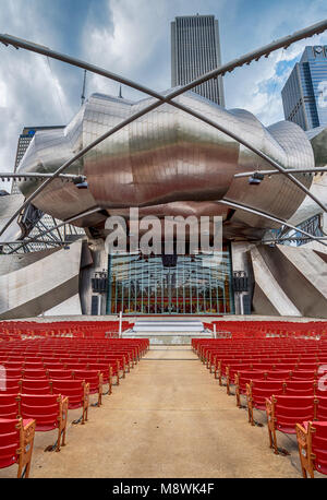CHICAGO, ILLINOIS 4 JUILLET 2017- Vue de la musique Jay Pritzker Pavilion conçu par l'architecte Frank Gehry dans le Millennium Park de Chicago, Illinois. Banque D'Images
