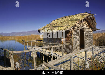 Le Néolithique, lakeshore règlement de Dispilio près du lac d'Orestiada, l'un des plus beaux sites touristiques de la ville de Kastoria, Grèce, Macédoine de l'Ouest. Banque D'Images