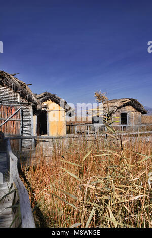 Le Néolithique, lakeshore règlement de Dispilio près du lac d'Orestiada, l'un des plus beaux sites touristiques de la ville de Kastoria, Grèce, Macédoine de l'Ouest. Banque D'Images