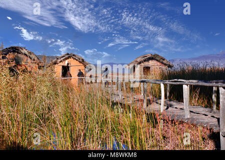 Le Néolithique, lakeshore règlement de Dispilio près du lac d'Orestiada, l'un des plus beaux sites touristiques de la ville de Kastoria, Grèce, Macédoine de l'Ouest. Banque D'Images