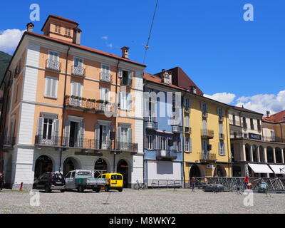 LOCARNO, SUISSE EUROPE sur Juillet 2017 : Paysages de bâtiments colorés sur la Piazza Grande, place principale de la ville avec des bars, restaurants, de traction et de tramway Banque D'Images