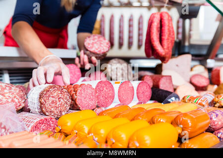 Boucherie viande femme tenant dans sa main Banque D'Images