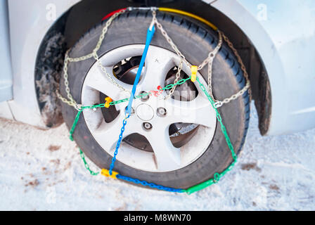 Volant d'une voiture avec des chaînes d'hiver monté. Concept de sécurité Banque D'Images