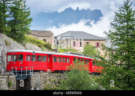 Touristique du Montenvers train rouge, allant de Chamonix à la Mer de Glace, Massif du Mont Blanc, France Banque D'Images