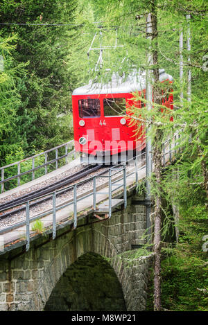 Touristique du Montenvers train rouge, allant de Chamonix à la Mer de Glace, Massif du Mont Blanc, France Banque D'Images